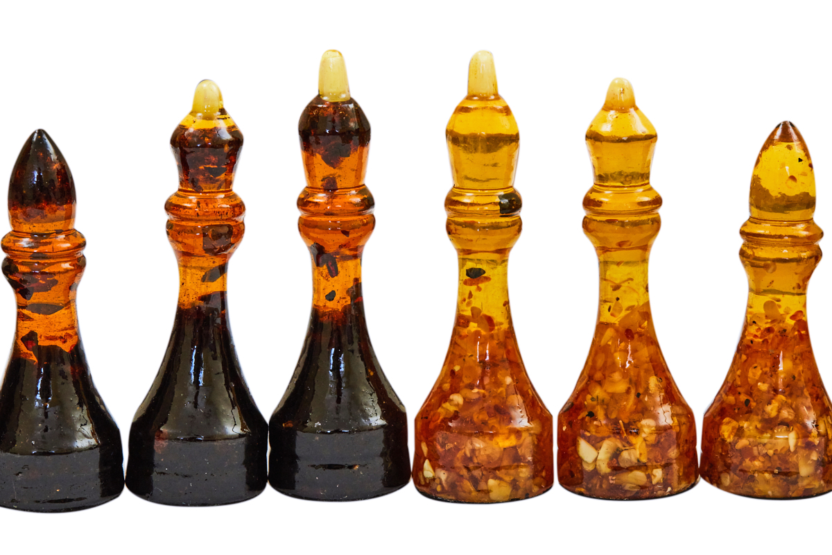 shahmatnye-figury-iz-yantarya-srednie-klassika-dlya-doski-3737-1