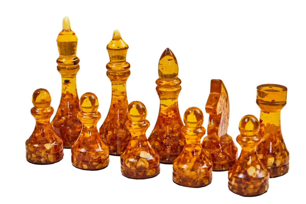 shahmatnye-figury-iz-yantarya-srednie-klassika-dlya-doski-3737-2