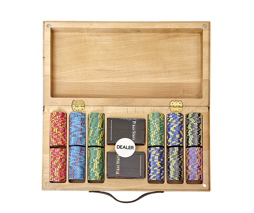 nabor-dlya-pokera-ept-ceramic-300-fishek-v-stilnom-kejse-iz-buka-ot-partida-nabor-dlya-pokera-.rf-1 а кейс из бука добавляет ноту стиля и утонченности.