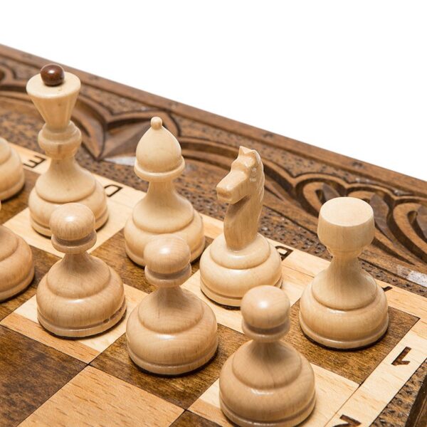 которая позволит поиграть сразу в 3 игры – шахматы